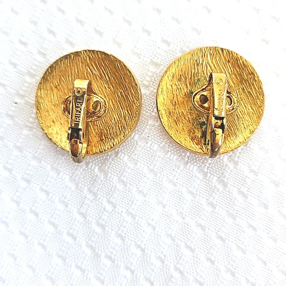 Vintage Crown Trifari White Enamel Gold Tone Round Clip On Earrings